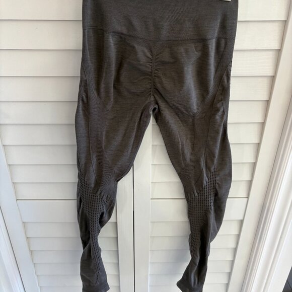 Amazon leggings - honestly my fave fit ever, just have more in diff colours - Picture 3 of 4